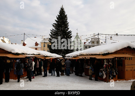 Flohmarkt in Raekoja plats(square) in der Altstadt. Weihnachten in Tallin, Estland Stockfoto