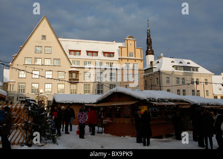 Flohmarkt in Raekoja plats(square) in der Altstadt. Weihnachten in Tallin, Estland Stockfoto