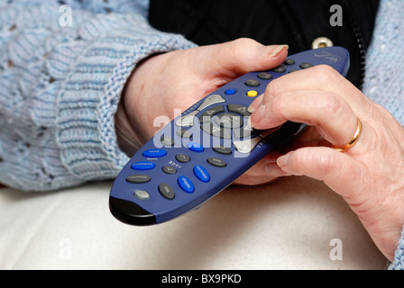 83 Jahre alte Rentnerin mit Sky Fernbedienung Einheit England uk Stockfoto