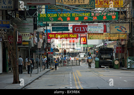 Nathan Road, Kowloon, Hong Kong, China - am frühen Morgen. Stockfoto