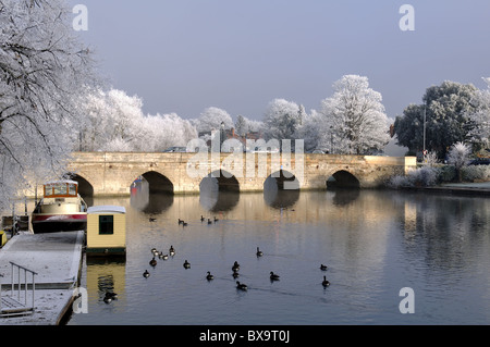 Fluss Avon und Clopton Brücke im Winter, Stratford Warwickshire, England, UK Stockfoto