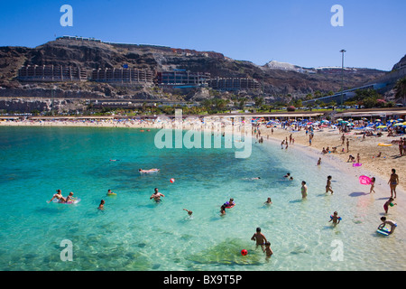 Menschen im Wasser am Strand von Amadores in Gran Canaria. Stockfoto