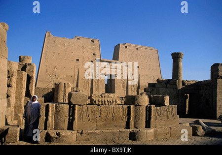 Die alte ägyptische Gott, den Horus an den Wänden von den ersten Pylon am Tempel von Edfu, Edfu, Ägypten dargestellt. Stockfoto