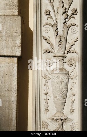 Detail der Schnitzerei an Wand Sant'Antonio da Padova Kirche, Rom Stockfoto