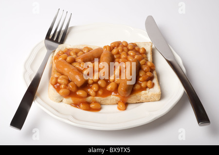 Heinz gebackene Bohnen und Würstchen aus Schweinefleisch auf toast Stockfoto