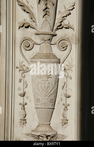 Detail der Schnitzerei an Wand Sant'Antonio da Padova Kirche, Rom Stockfoto