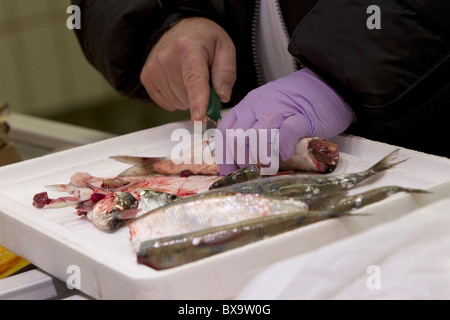 Fischhändler Filetieren Fisch Billingsgate Markt; London Stockfoto