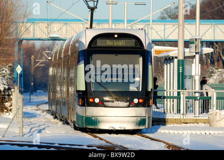 Nottingham Expressverkehr Straßenbahn am frühen Morgen nach starkem Schneefall Nottingham England uk Stockfoto