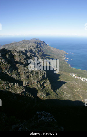 Blick über Camps Bay vom Tafelberg, Cape Town, Western Cape, Südafrika. Stockfoto