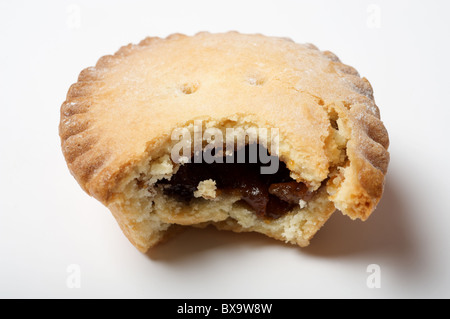 Mince Pie mit Biss herausgenommen Stockfoto