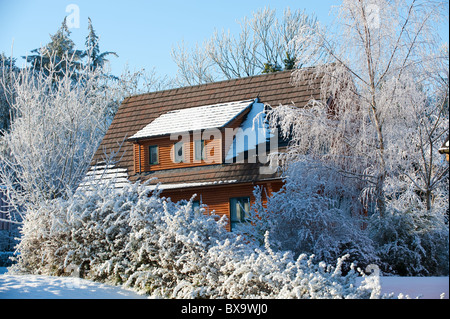 Ein Winter-Blockhaus an einem schönen sonnigen frostigen Tag Stockfoto