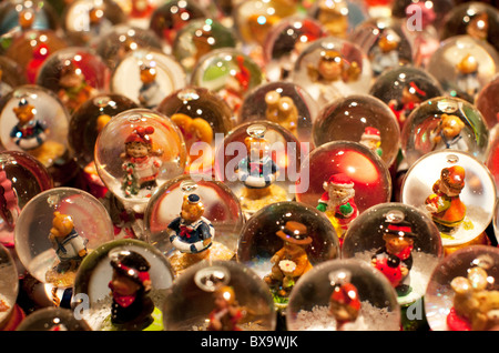 Schneekugeln auf deutschen Weihnachtsmarkt in London Stockfoto