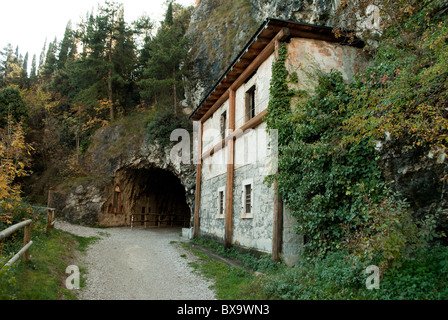 verlassene Tunnel in den Fels nur Fußgänger Stockfoto