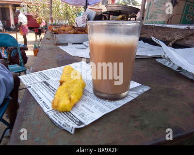 Chai Tee und Banane Braten Stockfoto