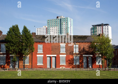 Mit Brettern vernagelt Reihenhäuser, Langworthy Fläche von Salford, größere Manchester, UK Stockfoto