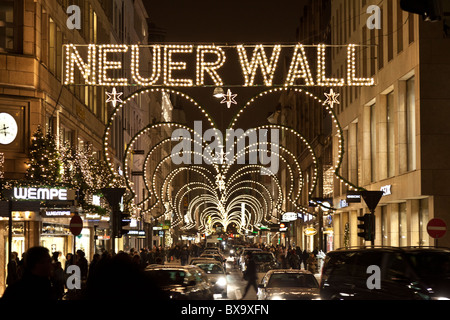 Die Einkaufsstraße Neuer Wall in Hamburg erleuchtet zur Weihnachtszeit. Voll von exklusiven, Designer shopping-Outlets. Stockfoto