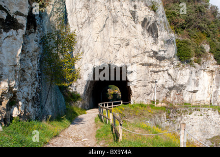 verlassene Tunnel in den Fels nur Fußgänger Stockfoto