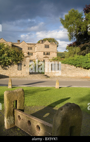 Eyam Hall und Dorf Bestände, Eyam 'Pest Village', Derbyshire, Peak District, Derbyshire, England, UK Stockfoto