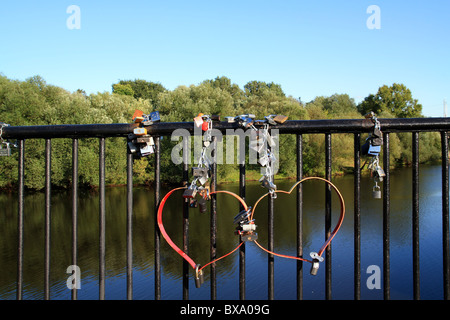 am Geländer der Brücke zu sperren Stockfoto