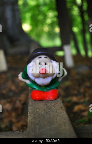 GNOME im Wald von Lärche Stockfoto