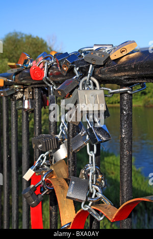 am Geländer der Brücke zu sperren Stockfoto