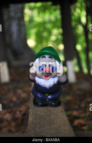 GNOME im Wald von Lärche Stockfoto