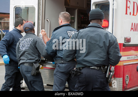 First Responder entfernen ein Radfahrers in einen Krankenwagen nach geschlagen von einem Dreh-Bus in New York Stockfoto