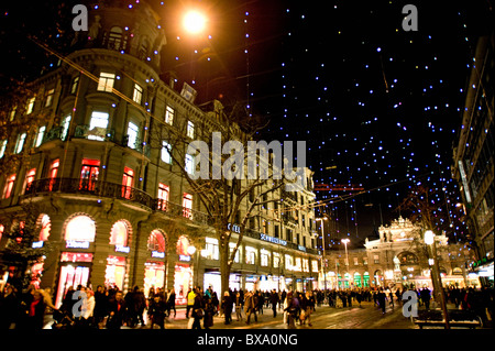 Bahnhofstrasse und dem Hauptbahnhof mit Weihnachtsbeleuchtung in Zürich, Schweiz. Stockfoto