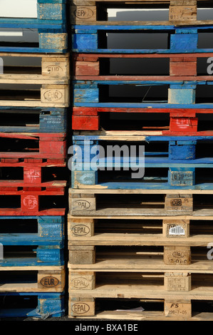 Stapel oder Stapel von roten und blauen Holzpaletten, Holzpaletten oder Europaletten Stockfoto