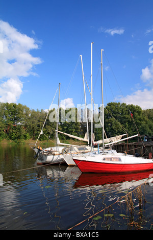 kleine Segelboote am Fluss Stockfoto