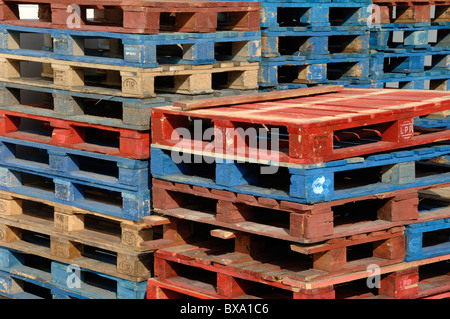 Stapel oder Stapel von roten und blauen Holzpaletten, Holzpaletten oder Europaletten Stockfoto