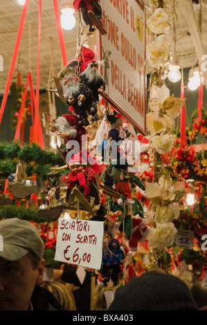 Dekorationen verkauft auf Piazza Navona Weihnachtsmarkt in Rom Stockfoto