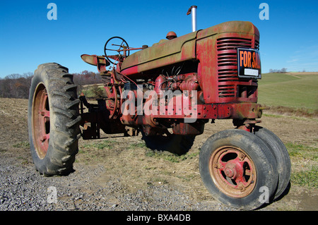 Alte Traktor zu verkaufen Stockfoto