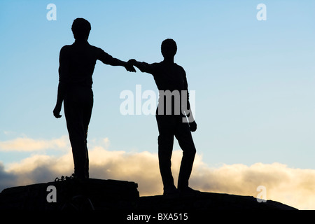 Die "Hände über die Kluft" Skulptur von Maurice Harron in Carlisle Street, Londonderry, County Londonderry, Nordirland Stockfoto