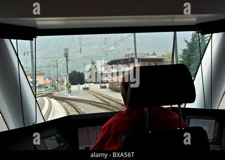 Fahrersitz Blick vom Betreiber Fach Windschutzscheibe Bernina Express Zug durch Mitte von Tirano Italien Stockfoto