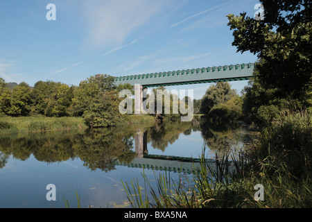 Eine Hochbahn-Brücke über den ruhigen Fluss Suir in Cahir, Co Tipperary, Irland (Eire). Stockfoto