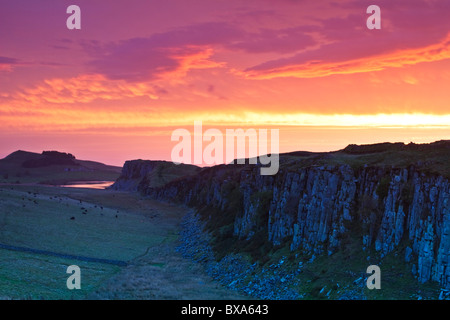 Herbstlicher Sonnenaufgang über Stahl Rigg Klippen auf der Route der Hadrianswall. Northumberland National Park, England Stockfoto