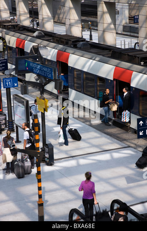 Erhöhten Blick auf Touristen am Bahnhof Bahnsteig Flughafen Charles de Gaulle Paris Europa Stockfoto