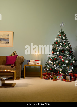 Eine warme gemütliche Weihnachts-Szene in einem Wohnzimmer Stockfoto