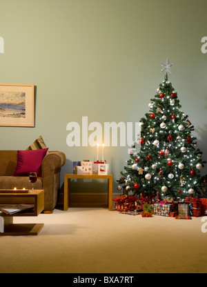 Eine warme gemütliche Weihnachts-Szene in einem Wohnzimmer Stockfoto