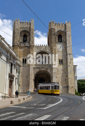 Portugal, Lissabon, Madalena Viertel, der Kathedrale (Sé) mit einer Straßenbahn Stockfoto