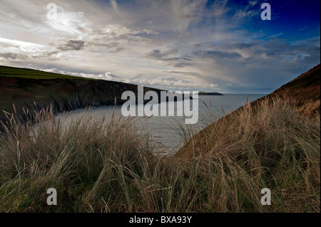 Diese Ansicht ist Blick nach Westen von außerhalb der Mwnt Kirche, in der Ferne sehen Sie Strickjacke Insel. Stockfoto