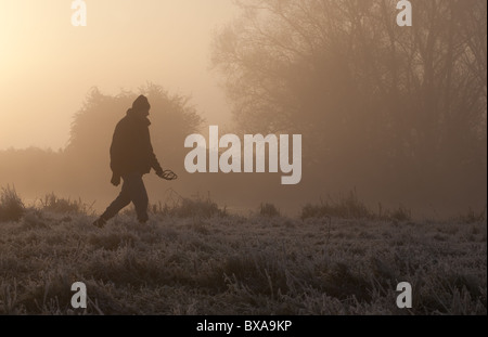 In der Morgendämmerung umhüllt eine Wolke aus dichtem Nebel Ely in Cambridgeshire. Es ist Winter und ein starker Frost ist auf dem Boden. Stockfoto