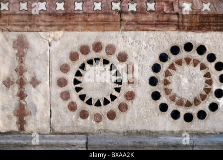 Detail der Marmor Intarsien in der Chiesa San Matteo in der alten Stadt von Genua in Ligurien, Nord-West-Italien. Stockfoto