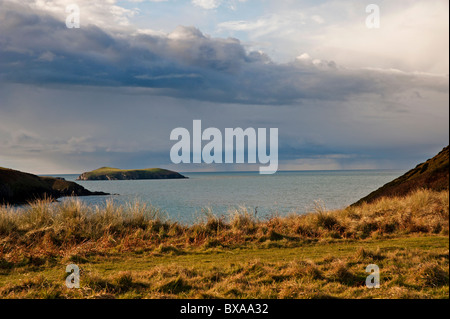 Diese Ansicht ist Blick nach Westen von außerhalb der Mwnt Kirche, in der Ferne sehen Sie Strickjacke Insel. Stockfoto