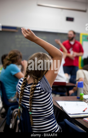 Studenten erheben ihre Hände zur Beantwortung der Frage in Sozialkunde Klasse an Kealing Middle School in Austin, Texas Stockfoto