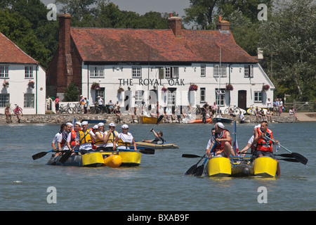 Charity-Floß-Rennen bei 'The Ship Inn' Langstone Stockfoto