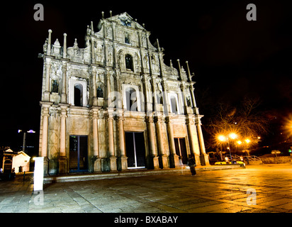 Die Fassade der St. Pauls Kathedrale in Macau in der Nacht. Stockfoto