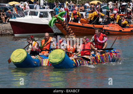 Charity-Floß-Rennen bei 'The Ship Inn' Langstone Stockfoto