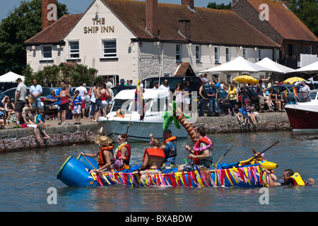 Charity-Floß-Rennen bei 'The Ship Inn' Langstone Stockfoto